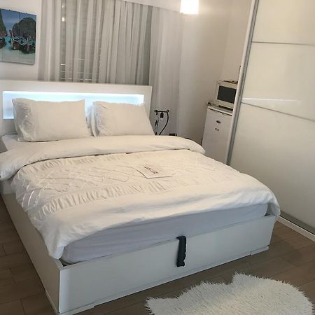 Charming Unit With Pool And Great Amenities Lägenhet Rishon LeZion Exteriör bild