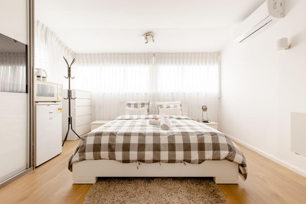 Charming Unit With Pool And Great Amenities Lägenhet Rishon LeZion Exteriör bild