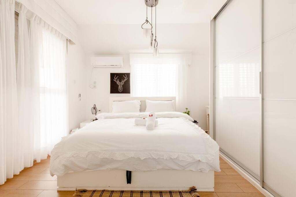 Charming Unit With Pool And Great Amenities Lägenhet Rishon LeZion Exteriör bild
