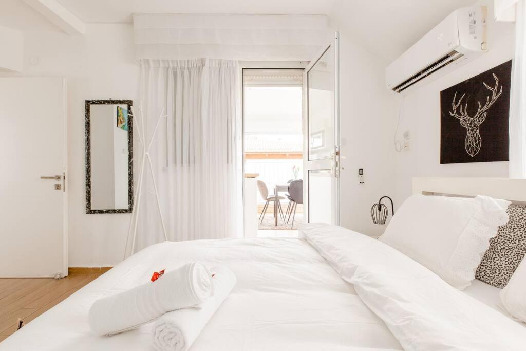 Charming Unit With Pool And Great Amenities Lägenhet Rishon LeZion Exteriör bild