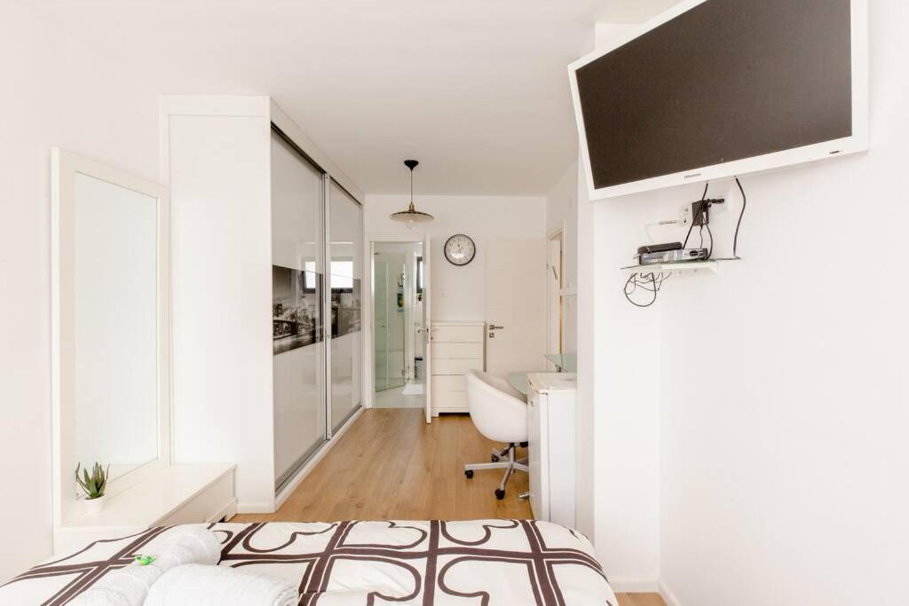 Charming Unit With Pool And Great Amenities Lägenhet Rishon LeZion Exteriör bild