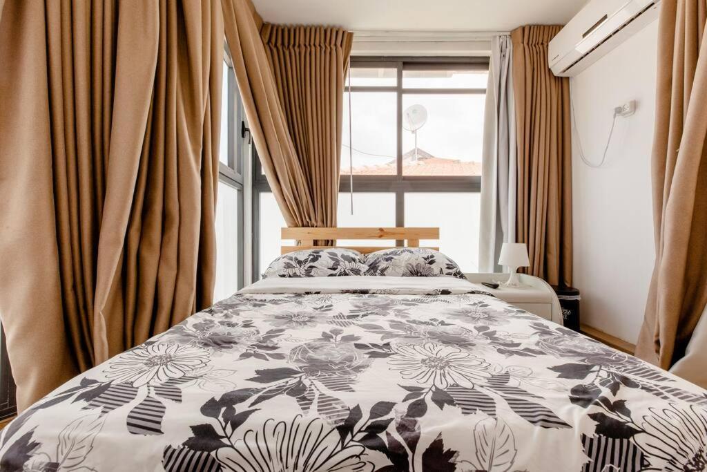 Charming Unit With Pool And Great Amenities Lägenhet Rishon LeZion Exteriör bild