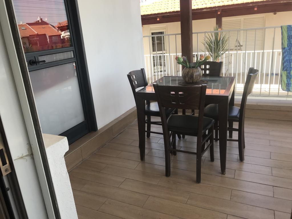 Charming Unit With Pool And Great Amenities Lägenhet Rishon LeZion Exteriör bild