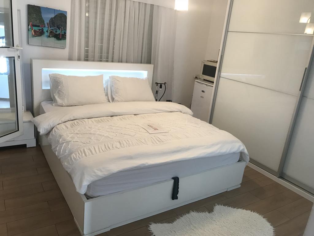 Charming Unit With Pool And Great Amenities Lägenhet Rishon LeZion Exteriör bild