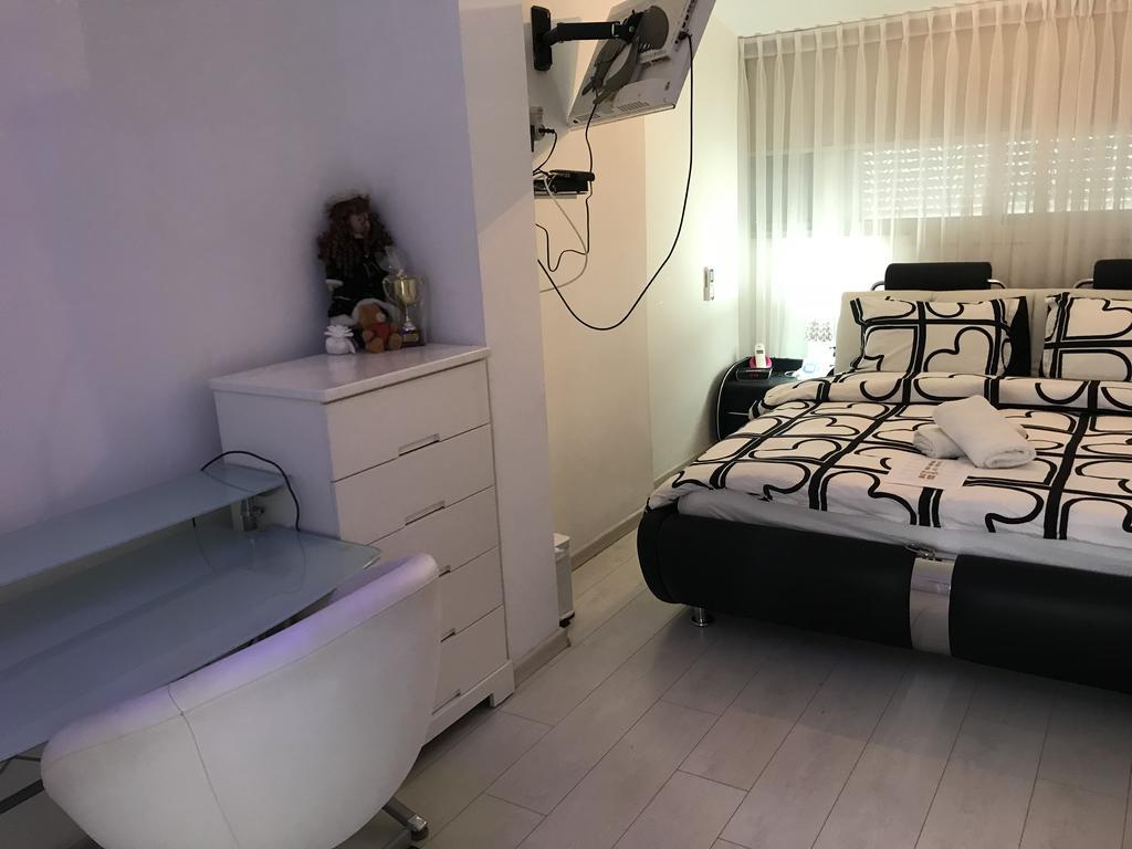 Charming Unit With Pool And Great Amenities Lägenhet Rishon LeZion Exteriör bild