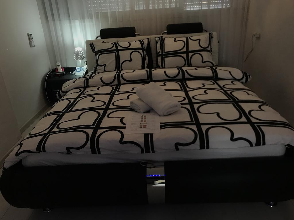 Charming Unit With Pool And Great Amenities Lägenhet Rishon LeZion Exteriör bild