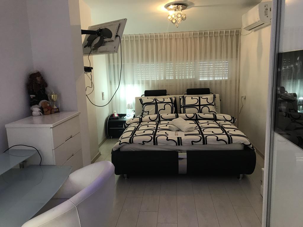 Charming Unit With Pool And Great Amenities Lägenhet Rishon LeZion Exteriör bild