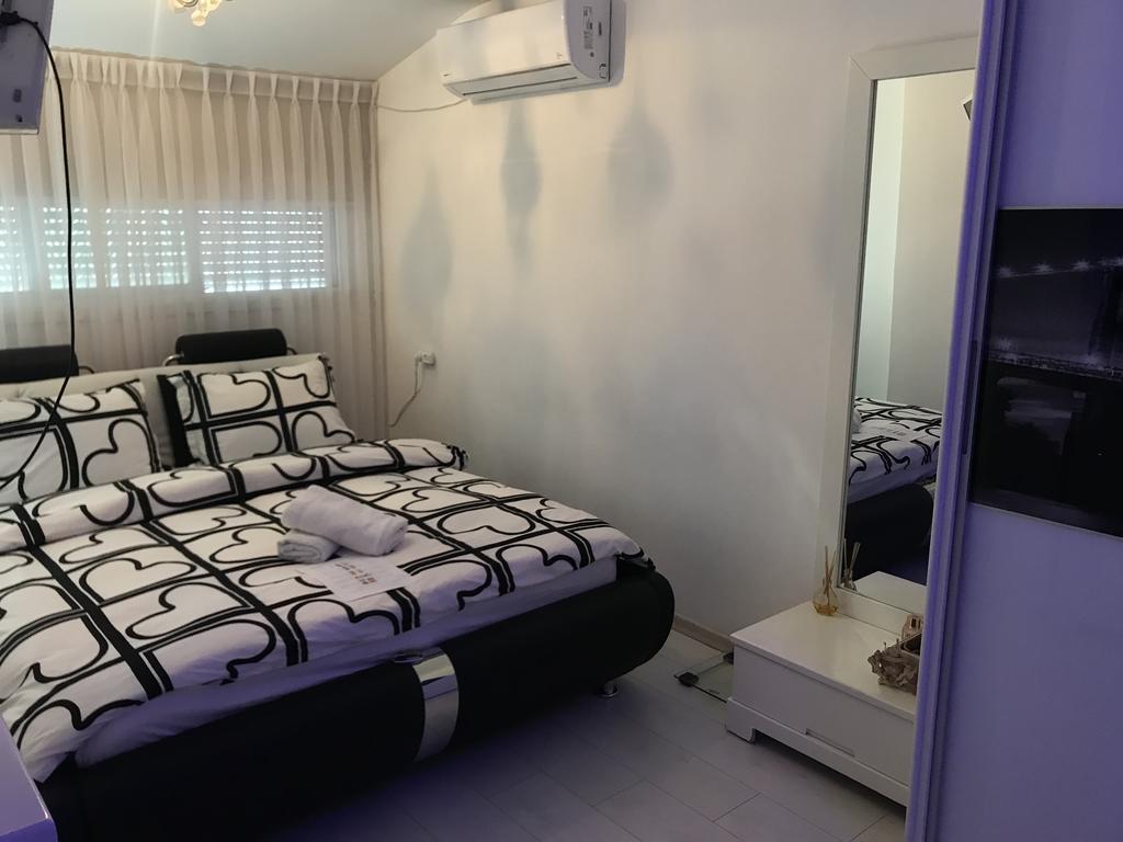 Charming Unit With Pool And Great Amenities Lägenhet Rishon LeZion Exteriör bild