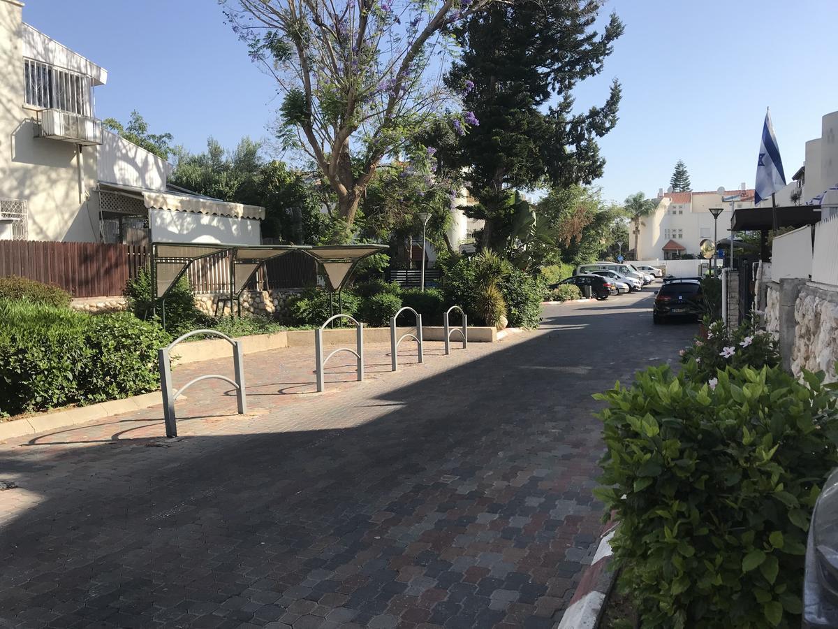 Charming Unit With Pool And Great Amenities Lägenhet Rishon LeZion Exteriör bild