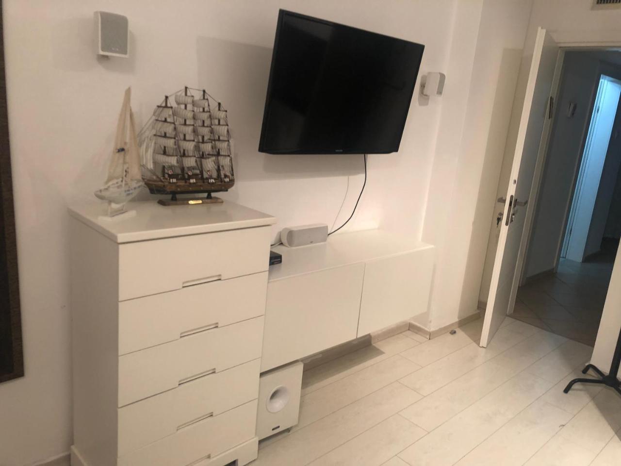 Charming Unit With Pool And Great Amenities Lägenhet Rishon LeZion Exteriör bild