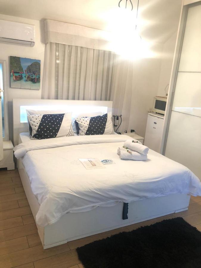 Charming Unit With Pool And Great Amenities Lägenhet Rishon LeZion Exteriör bild