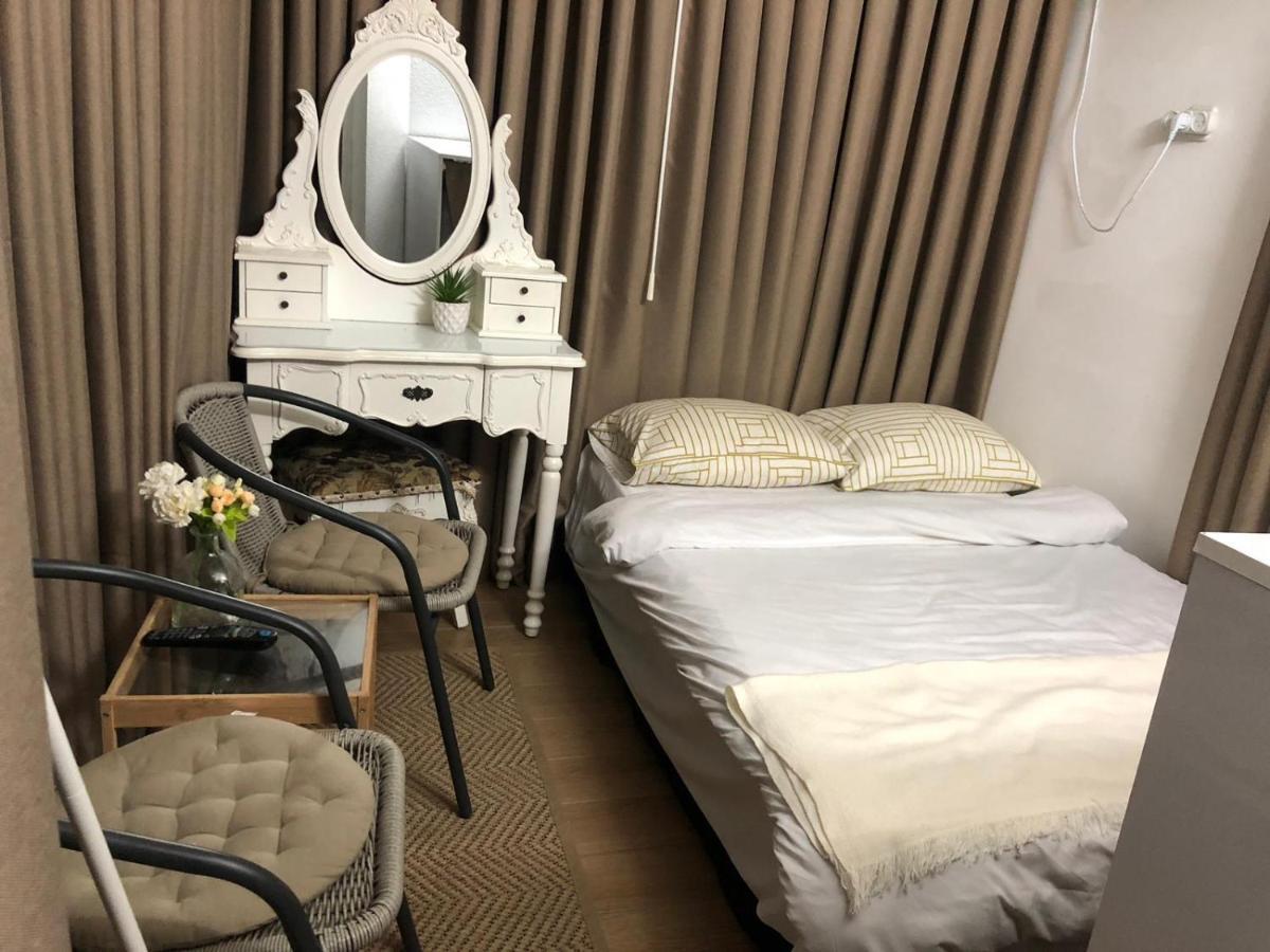 Charming Unit With Pool And Great Amenities Lägenhet Rishon LeZion Exteriör bild